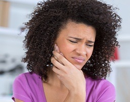 Woman who lost a filling holding jaw